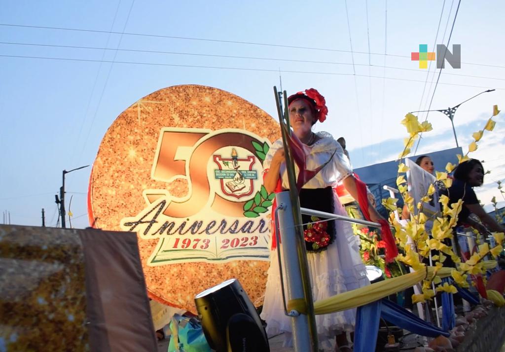 Con desfile celebran 50 aniversario de escuela secundaria