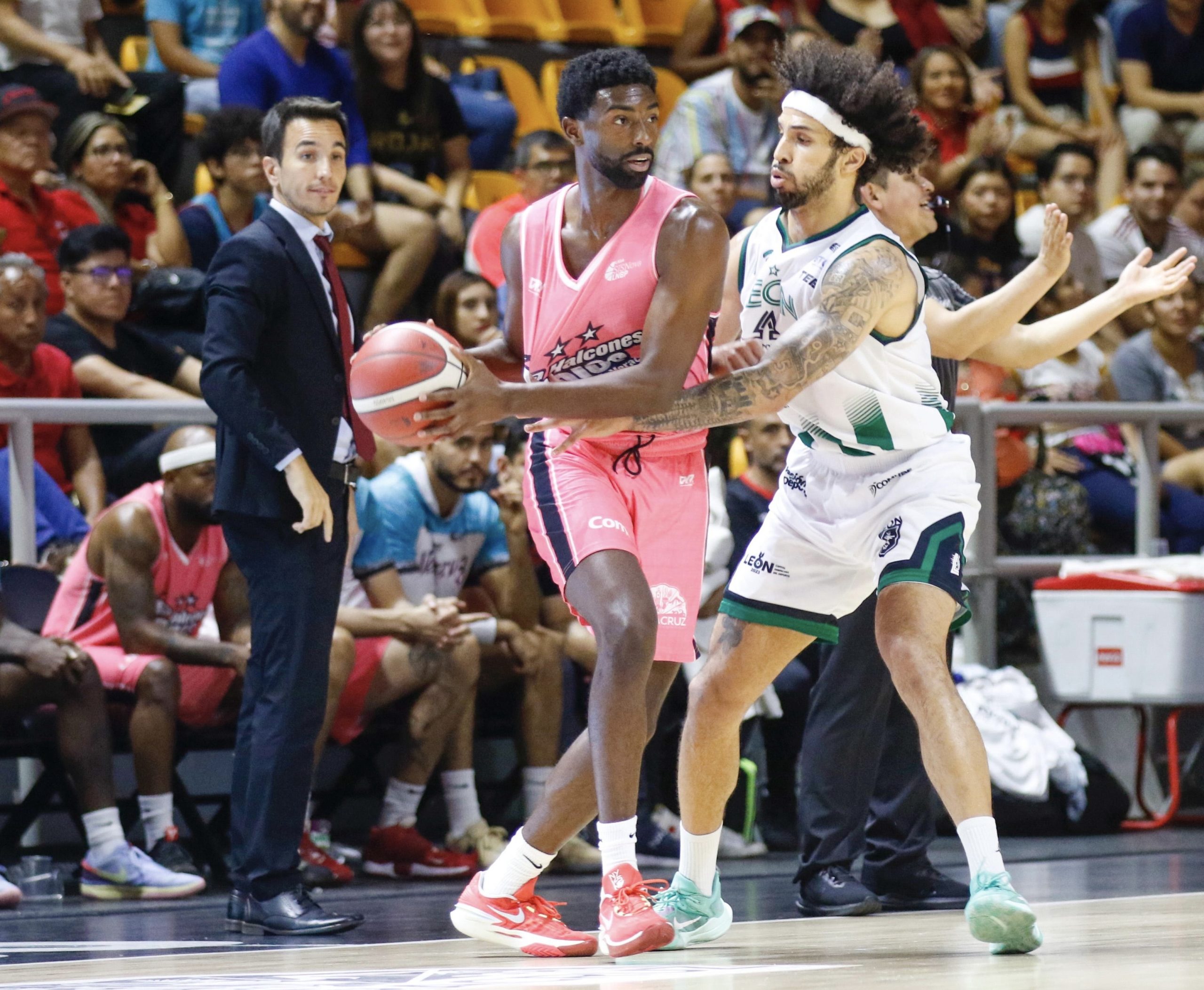 Abejas de León vence 107-100 a los Halcones Rojos Veracruz