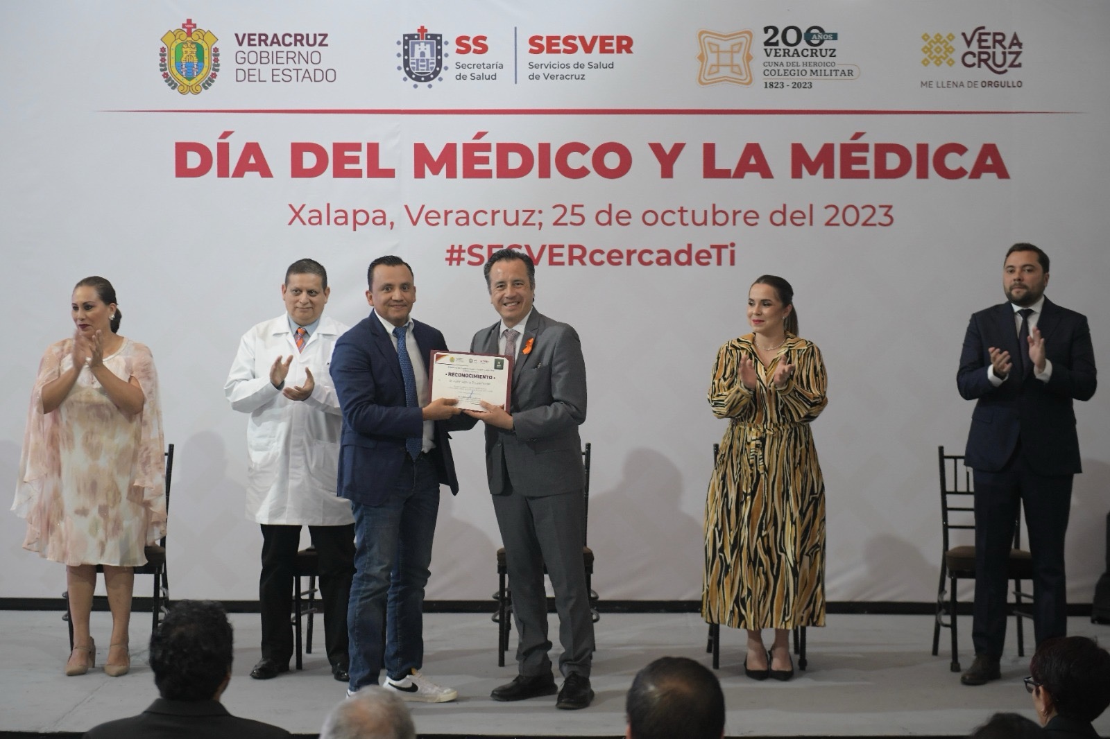 Entrega Gobernador Cuitláhuac García la medalla al mérito médico a Roberto Peralta Juárez