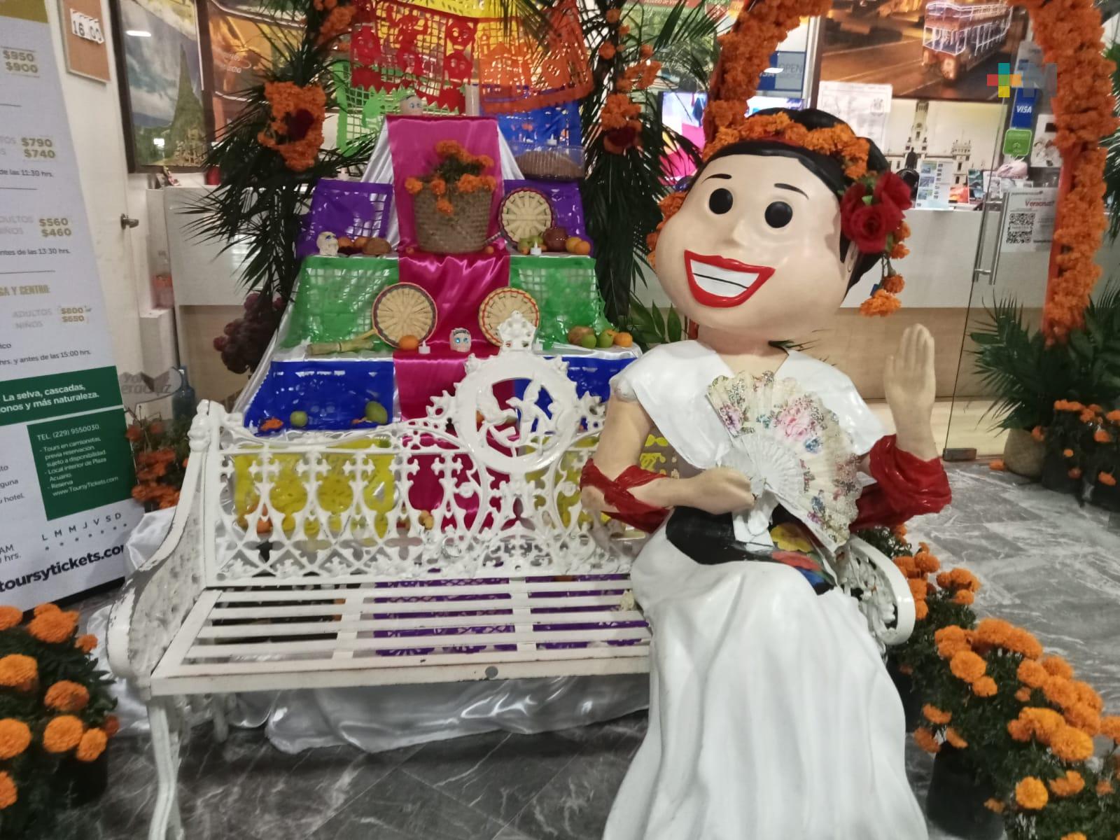 Instalan altar de muertos en plaza Acuario de Veracruz
