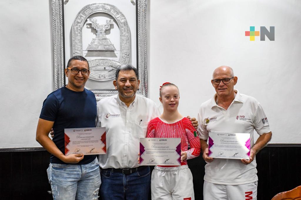 Reconoce alcalde de Coatza a Bárbara Wetzel, atleta paralímpica