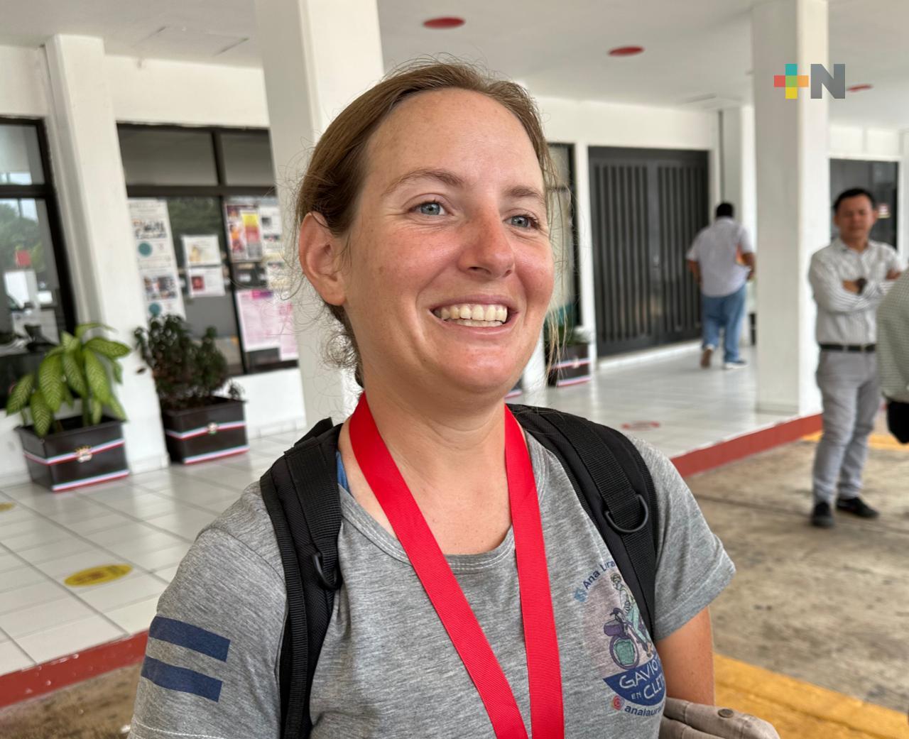 Ciclista argentina llegó a Coatzacoalcos; desde su natal Mendoza ha recorrido en bici 12 países