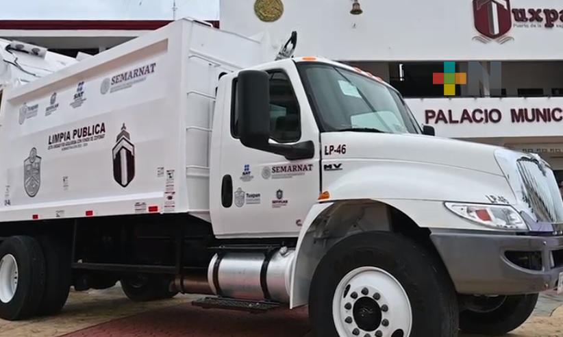 Trabajadores de Limpia Pública de Tuxpan reciben dos nuevos camiones recolectores de basura