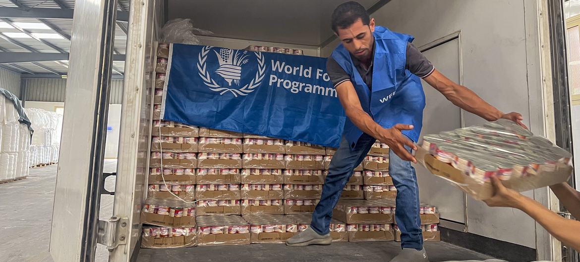 Miles de personas asaltan almacenes de ayuda humanitaria en Gaza