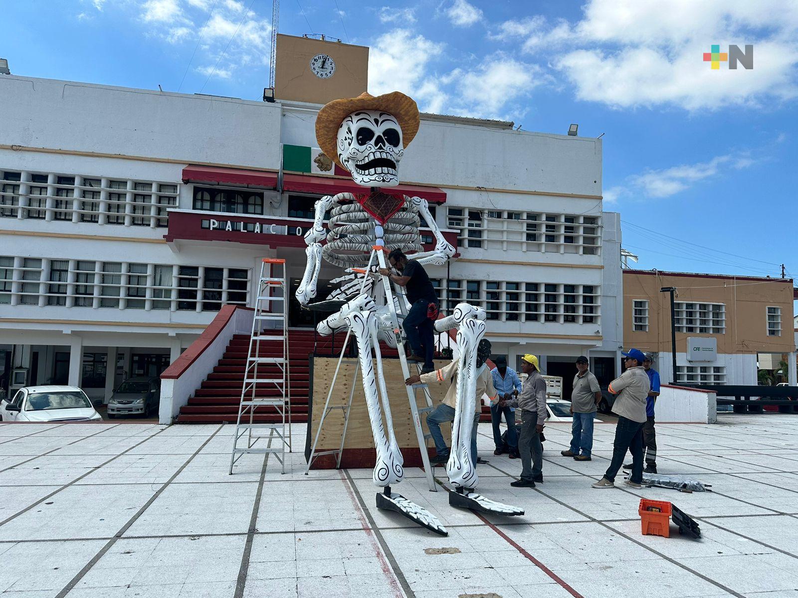 Calaveras monumentales en Coatza, atractivo para Día de Muertos