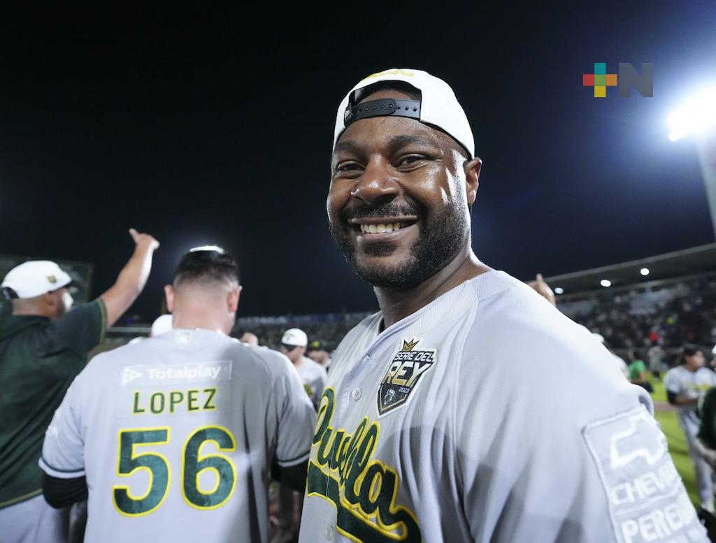 Chris Carter supera a dos jugadores de El Águila y es designado «Retorno del Año»