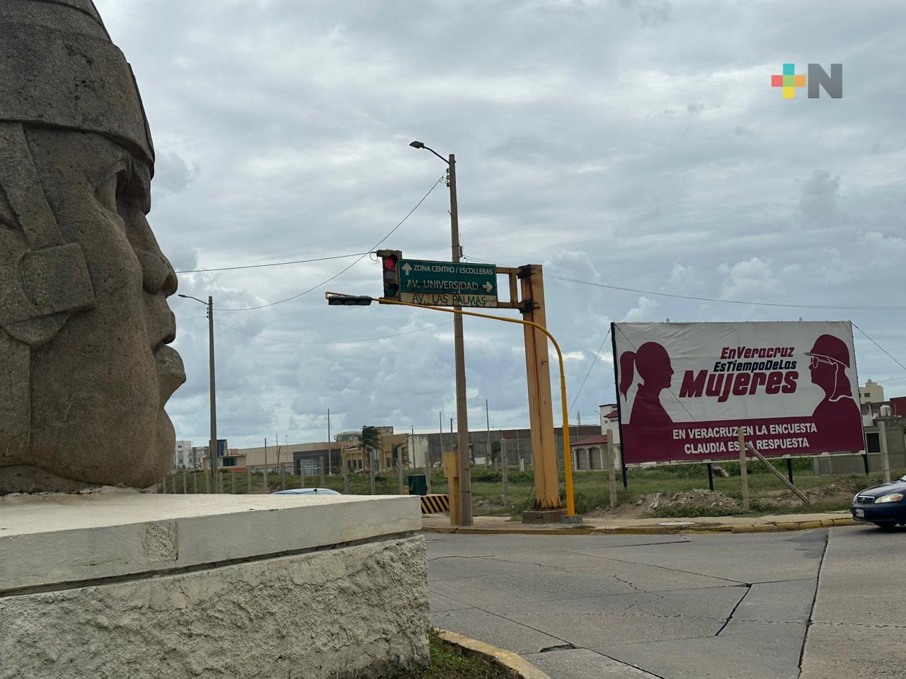 Instalan nuevos semáforos en malecón de Coatzacoalcos