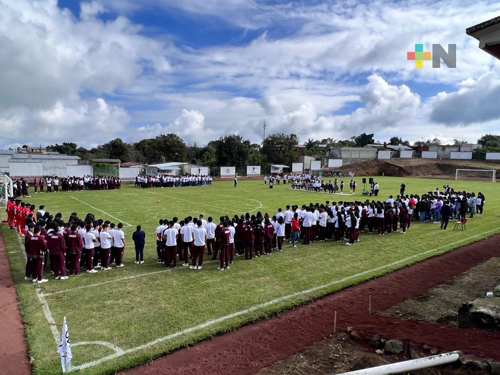 Con aportaciones de padres de familia, Cobaev de Jalacingo acondiciona campo de futbol
