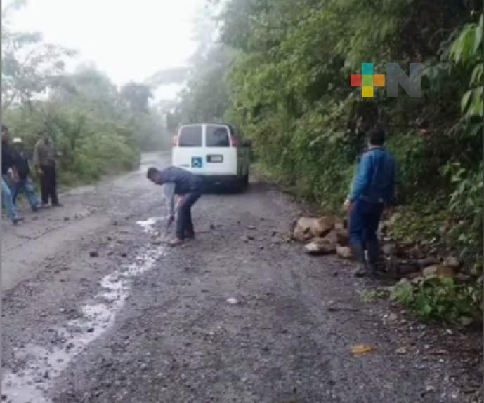 Frente frío cinco ocasiona deslaves  y derrumbes en Huayacocotla