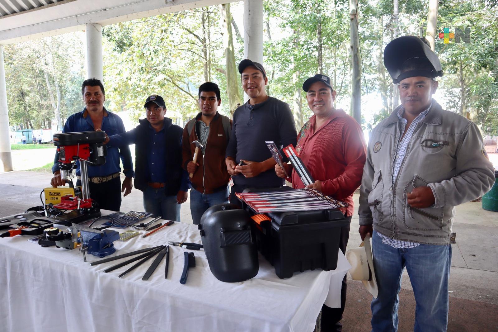 Entregan apoyos productivos a 180 familias en Banderilla