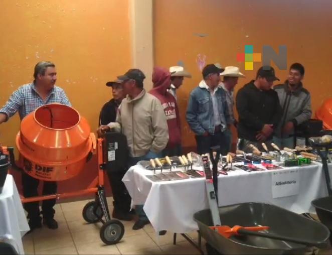 DIF estatal entrega apoyos productivos en Huayacocotla