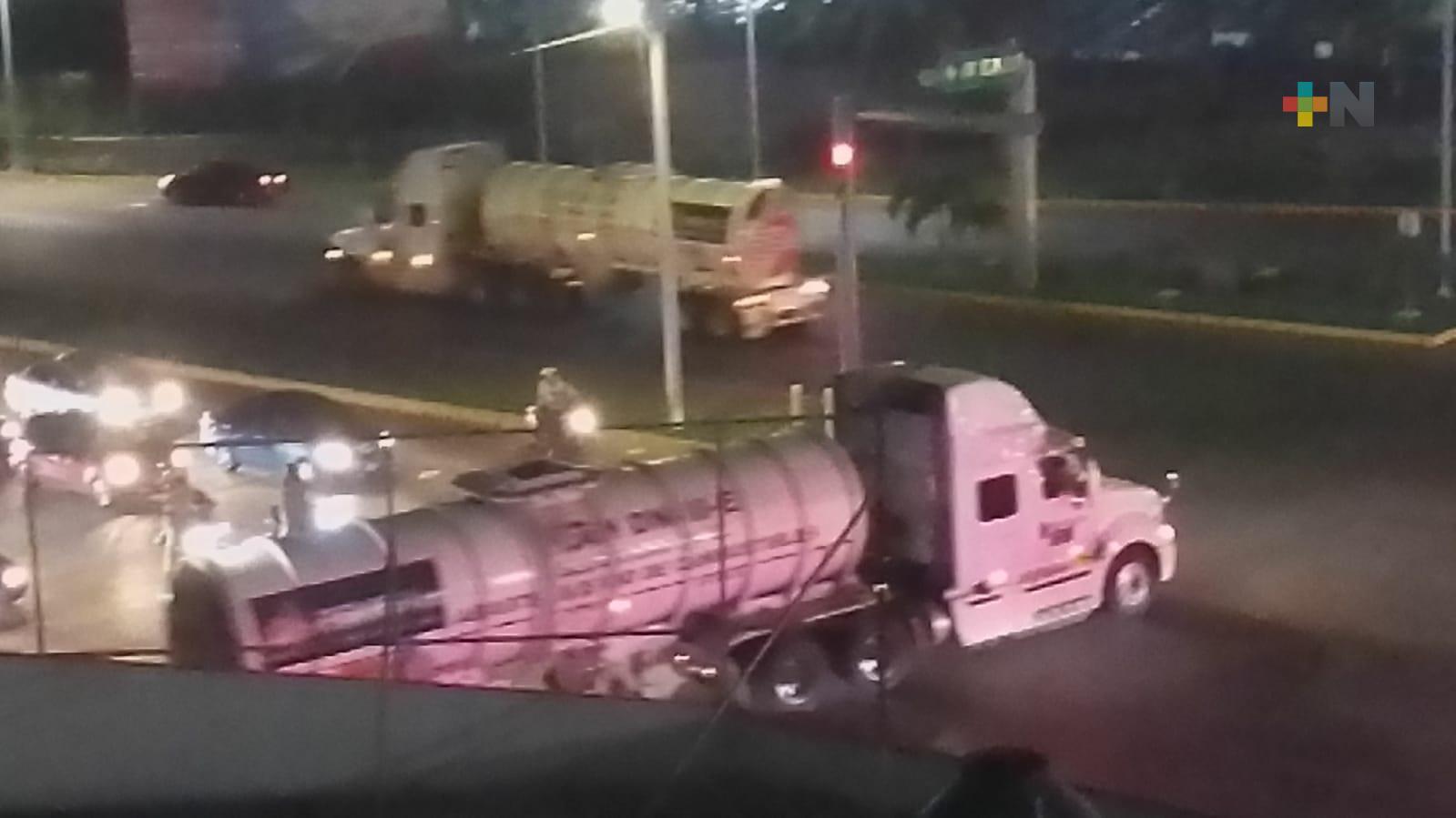 Desde el puerto de Veracruz envían camiones con combustible a Guerrero