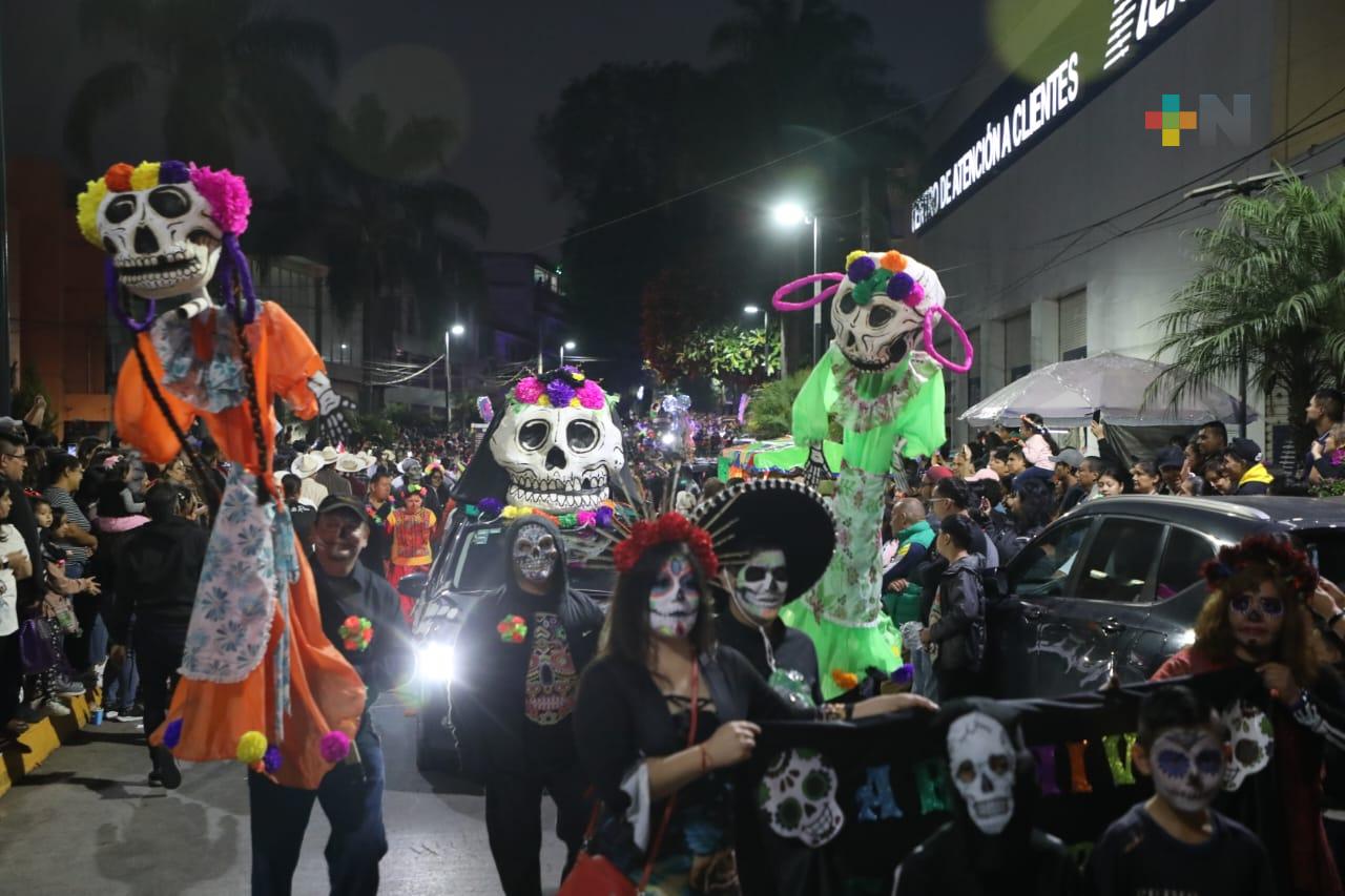 Ciudadanos disfrutan del Desfile de Catrinas Neón en Xalapa