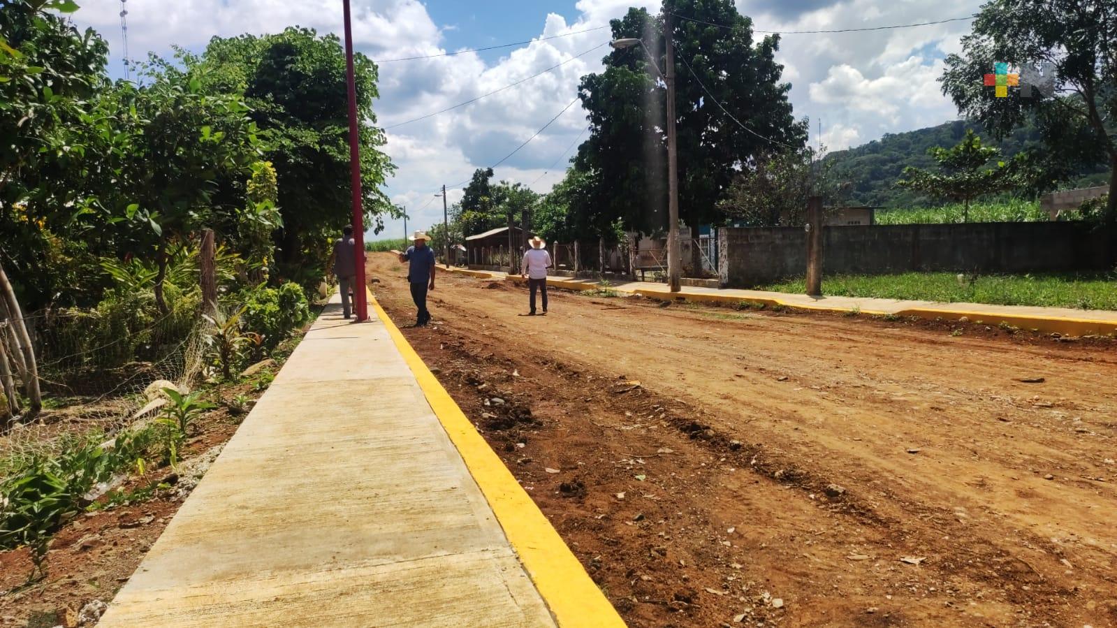 Entregan banquetas y guarniciones el Cruz Tetela, comunidad de Omealca