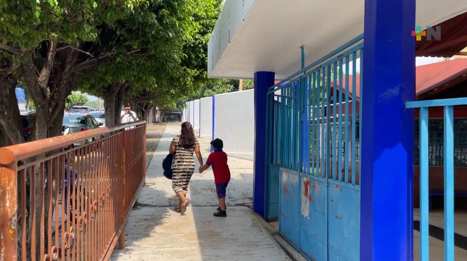 Evacuan cinco escuelas en Minatitlán por fuerte olor a amoníaco