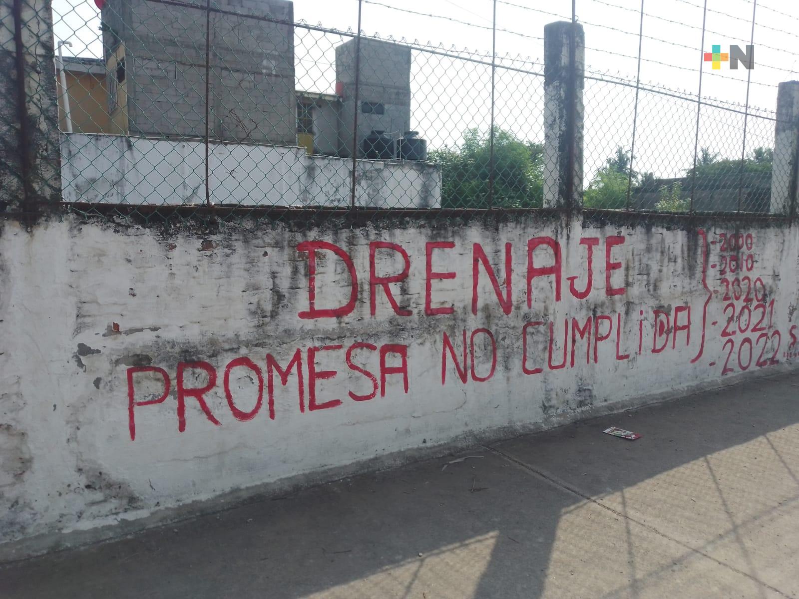 Colonia de ciudad de Veracruz lleva más de 20 años sin drenaje; sólo reciben promesas