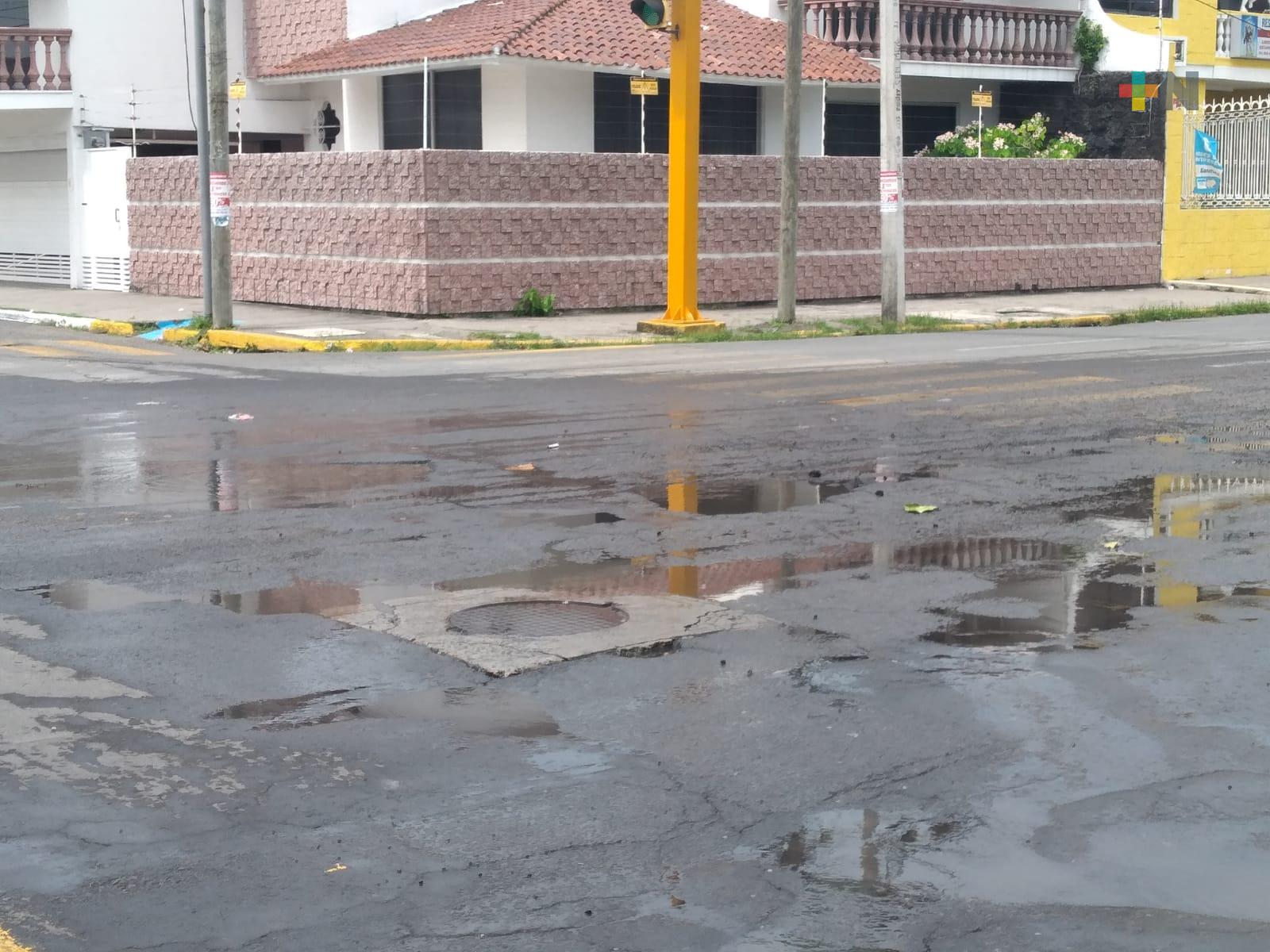 Ciudad de Veracruz acumula reportes de fugas de agua y socavones sin ser atendidos