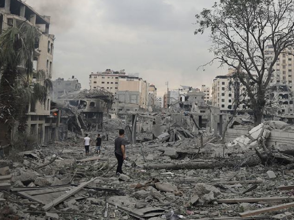Un mes de bombardeos israelíes deja más de 10.000 muertos en Gaza, entre ellos 4100 niños
