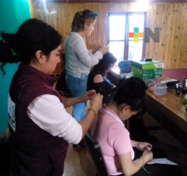 Icatver culmina cursos de corte y peinado en Zacualpan