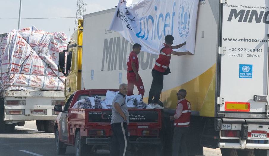 Israel-Palestina: Entran 20 camiones con ayuda humanitaria en Gaza