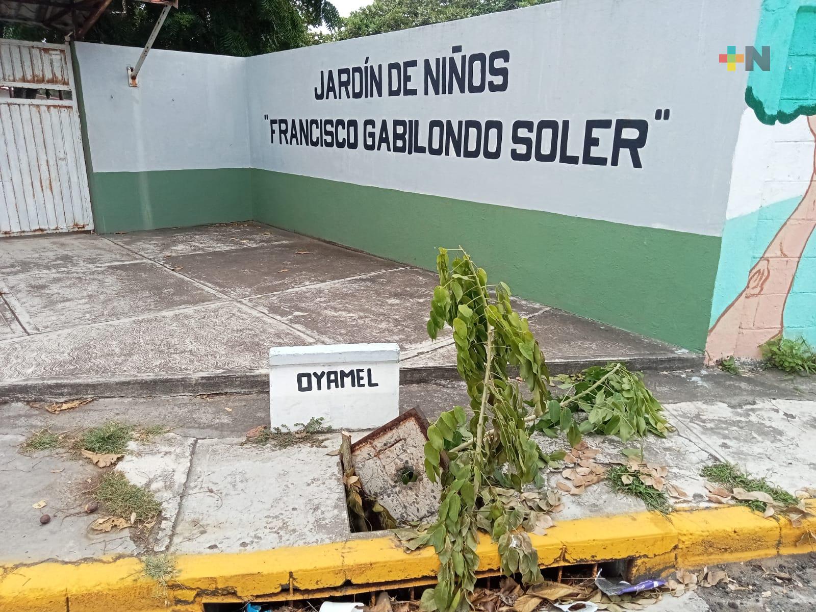 Reportan drenaje destapado en jardín de niños de Veracruz puerto