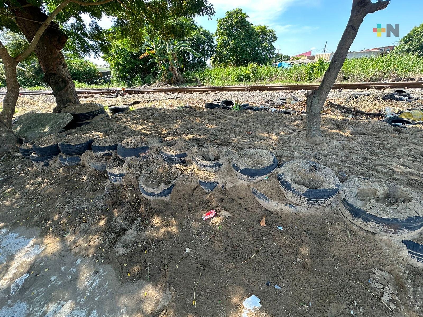 Autoridades de Coatzacoalcos atienden reporte sobre tiradero de llantas