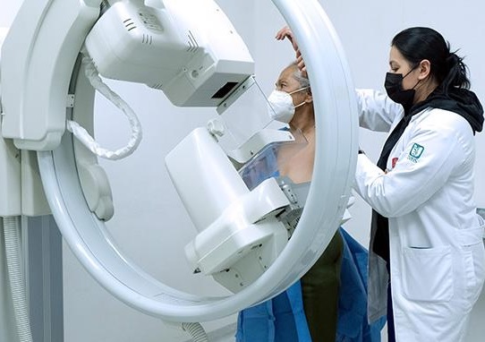 IMSS amplía cobertura de seguro para otorgar prótesis mamarias