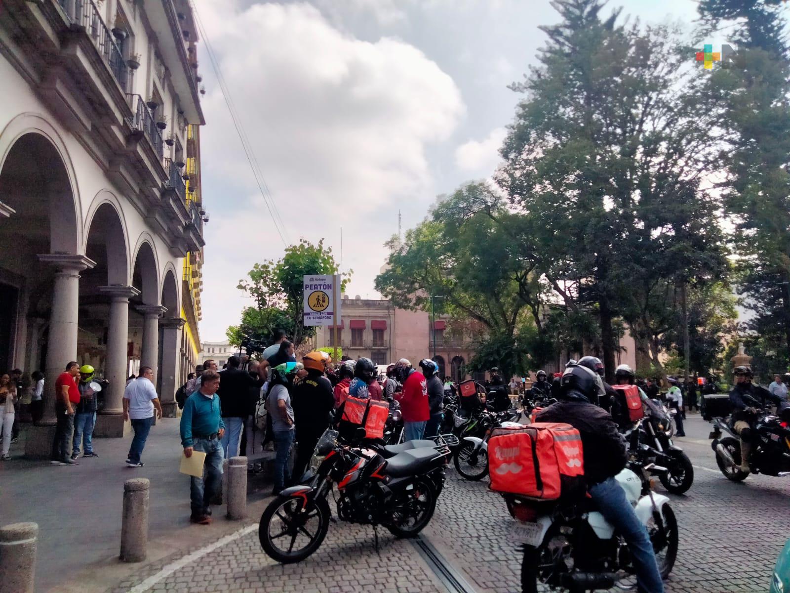 Motociclistas repartidores se manifiestan contra abusos policiales en Xalapa