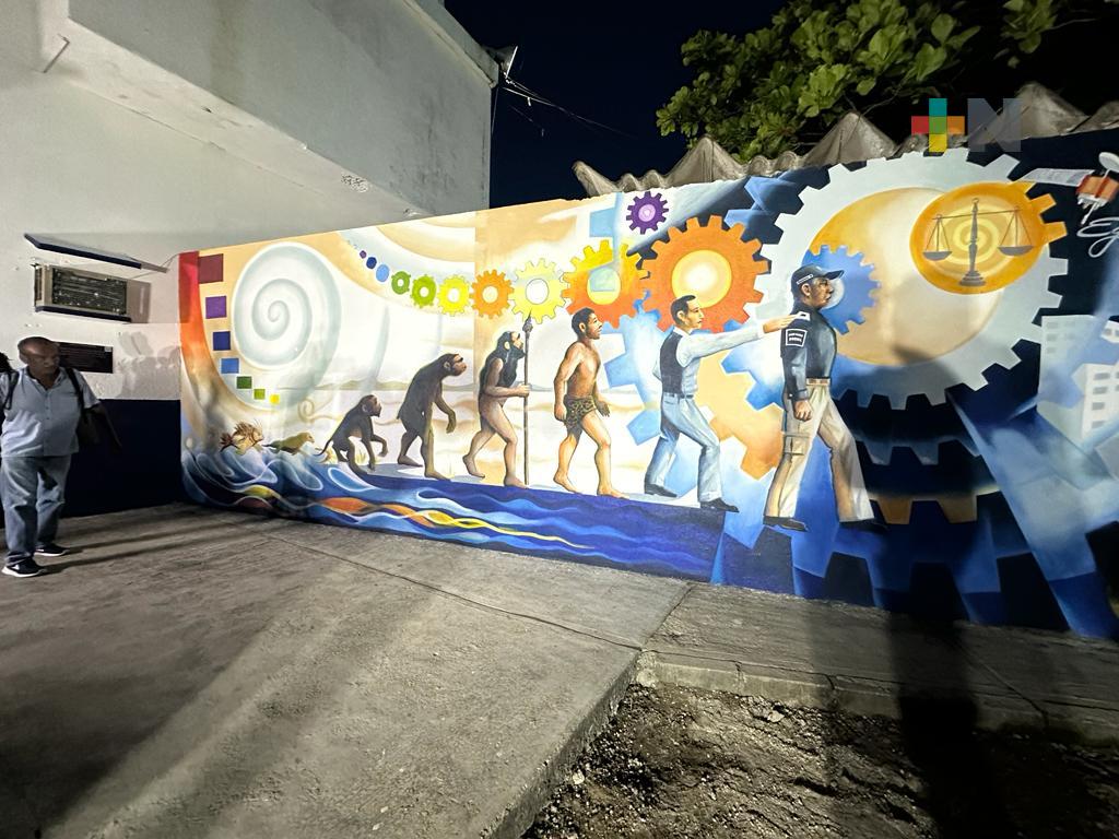 Alcalde de Coatzacoalcos inaugura mural en instalaciones de policía municipal