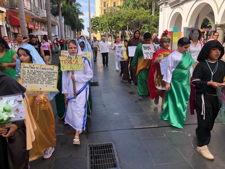 Niños disfrazados de santos se pronuncian contra el Halloween