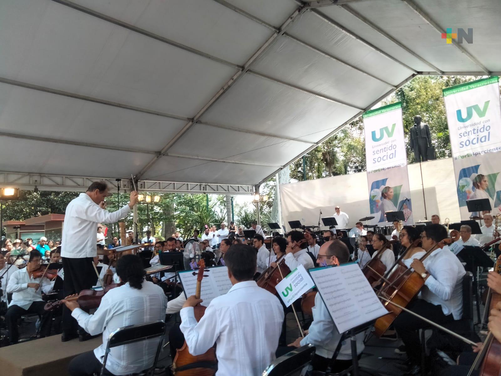Orquesta Sinfónica de Xalapa ofreció concierto en el parque Juárez