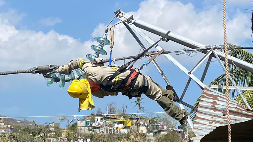 CFE restablece suministro eléctrico al 55% de usuarios afectados por huracán Otis