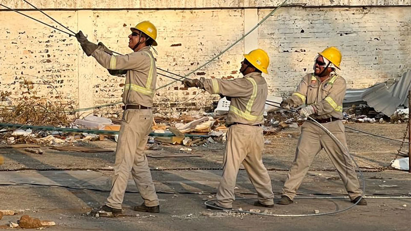 Personal de CFE trabaja sin descanso ante de daños que dejó Otis en Guerrero