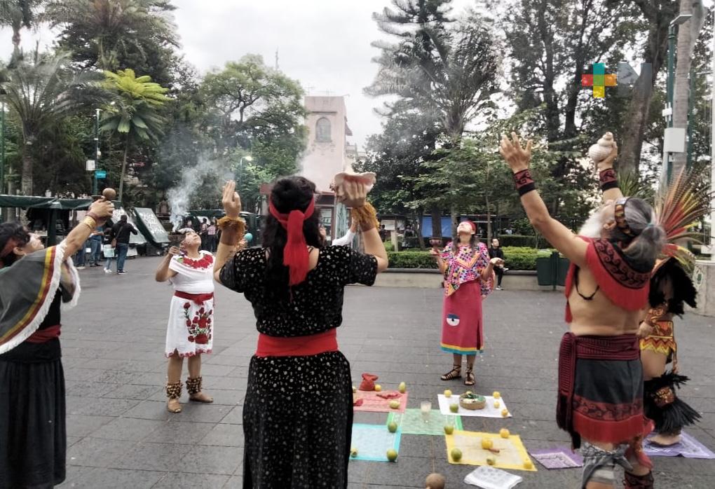 Danzantes xalapeños brindan ofrenda al eclipse lunar
