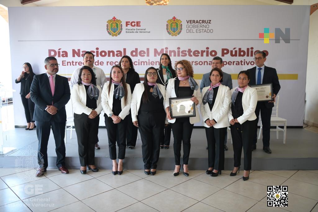 Fiscal general entrega reconocimientos al personal, en el Día nacional del Ministerio Público