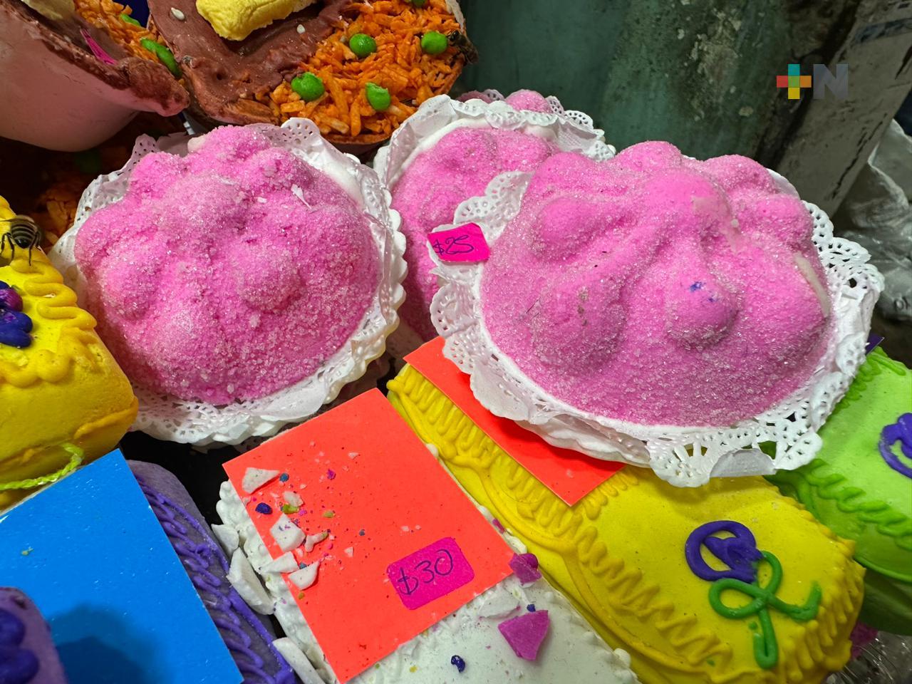 Mercado de Coatza ofrece gran variedad de productos para altar de Día de Muertos