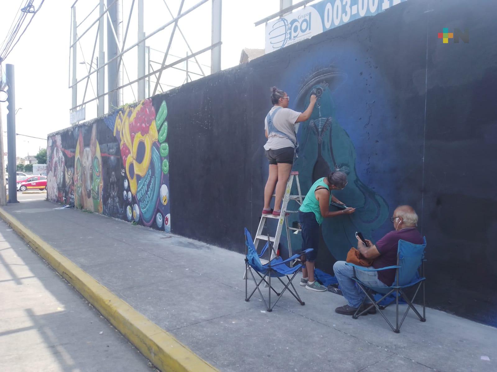 Por Día de Muertos pintan murales en barda de panteón particular de Veracruz