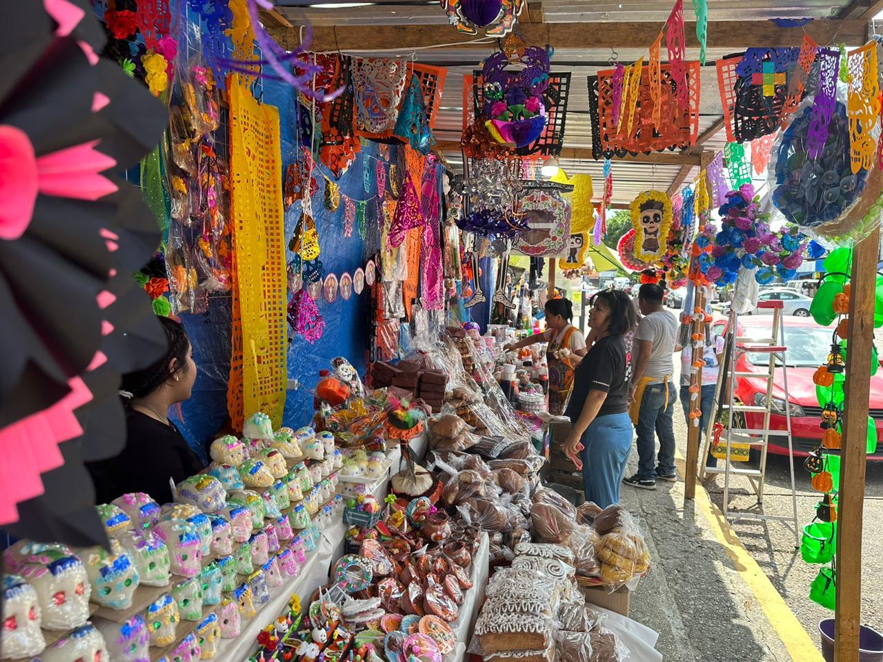Comerciantes ofrecen productos tanto para Halloween como para Día de Muertos en Coatza