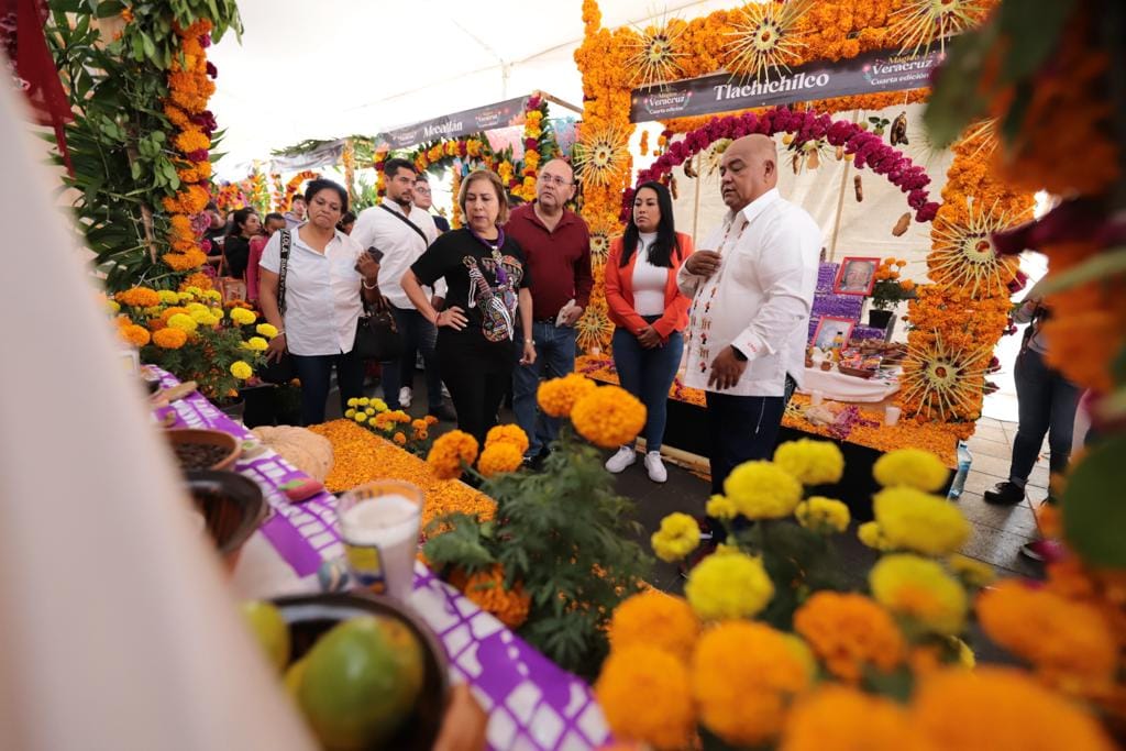 Recorre Eric Cisneros con artesanos y visitantes la Muestra de Altares de Día de Muertos