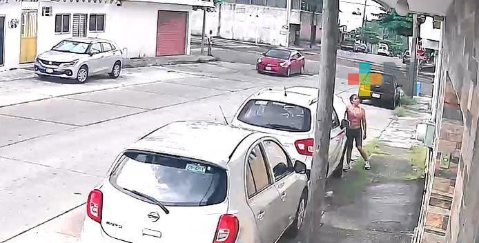 Grupo de maleantes roba computadoras de autos en colonia de Coatzacoalcos