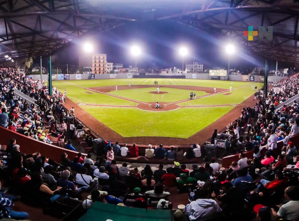 Pericos apalea a El Águila en apertura de la LIM en Xalapa