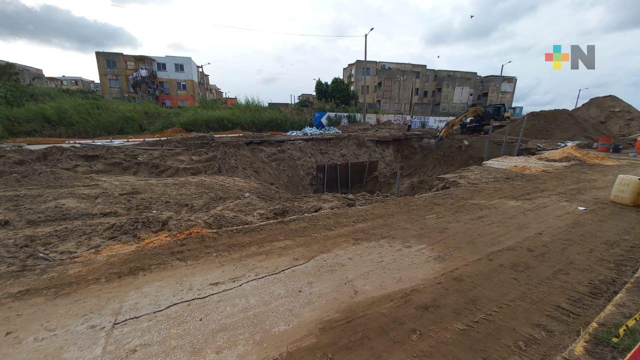 Reparación de socavón producido por lluvias en Coatza lleva avance de 50%