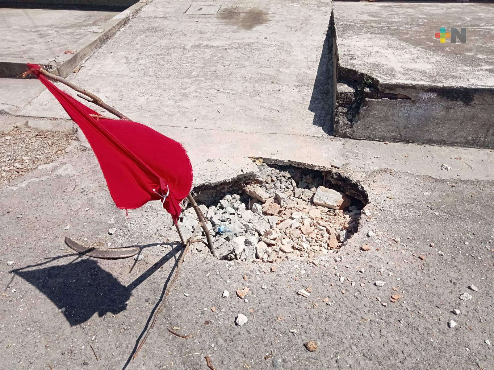 Nuevo socavón en ciudad de Veracruz; vecinos lo han rellenado con escombro