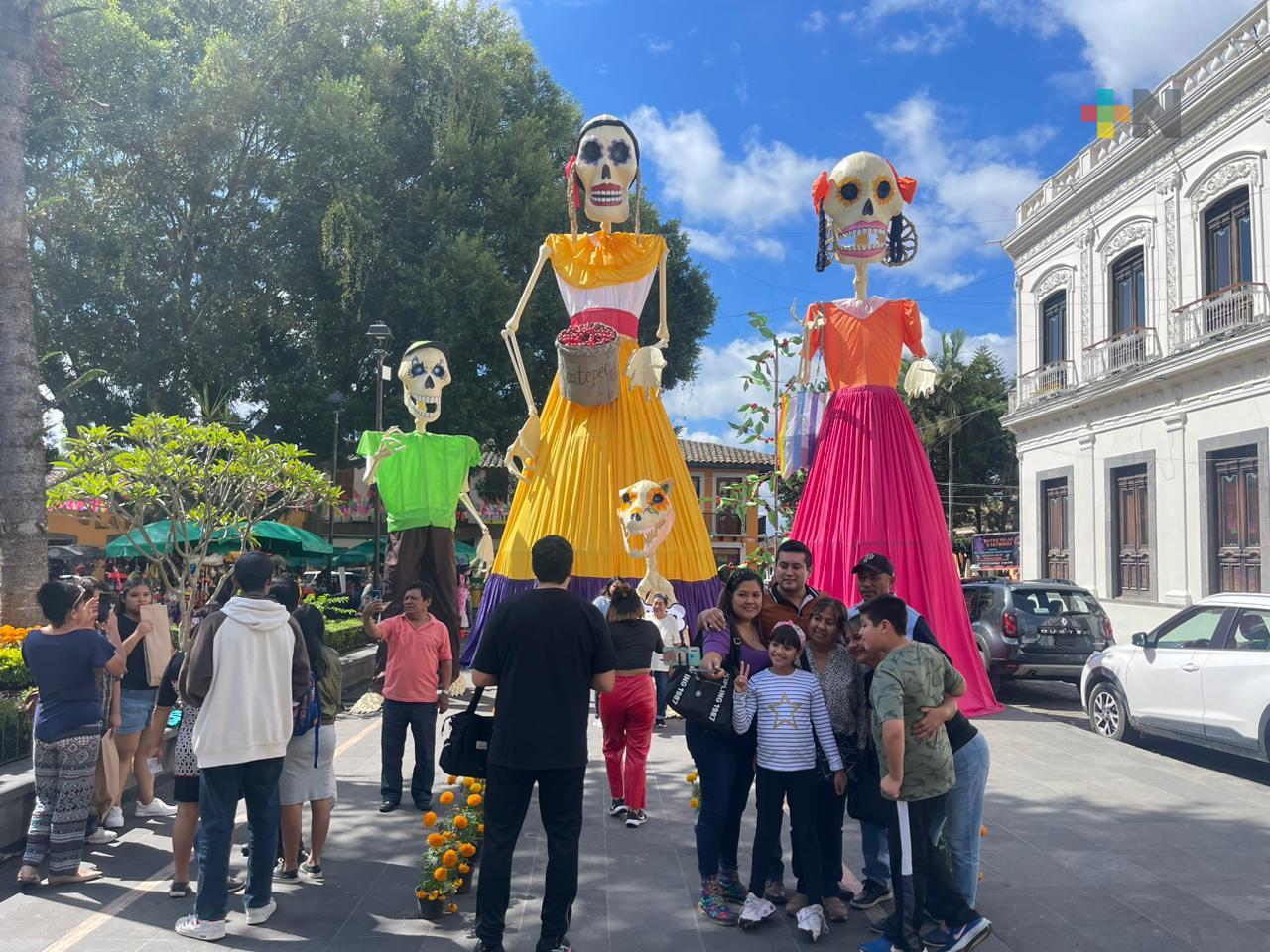 Turistas llegan a disfrutar de las festividades de Día de Muertos a Coatepec 