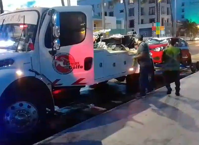 En Veracruz puerto rescatan del mar taxi que cayó debido al exceso de velocidad