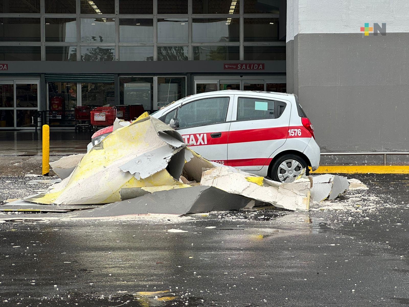 Taxi dañado por caída de estructura en centro comercial