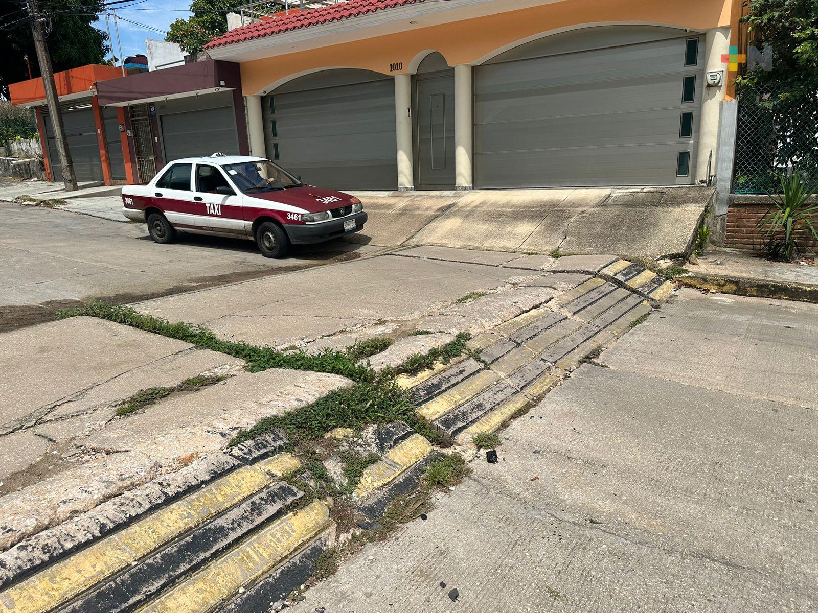 Vecinos de colonia de Coatza se quejan por topes que exceden altura y se hicieron sin permisos