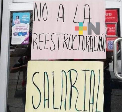 En Coatzacoalcos, trabajadores de cadena comercial suspenden servicios