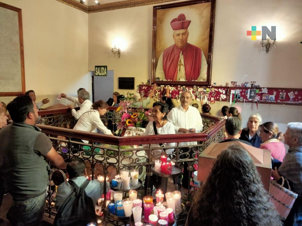 En festividad de San Rafael Guízar y Valencia, fieles llegan a visitar su tumba
