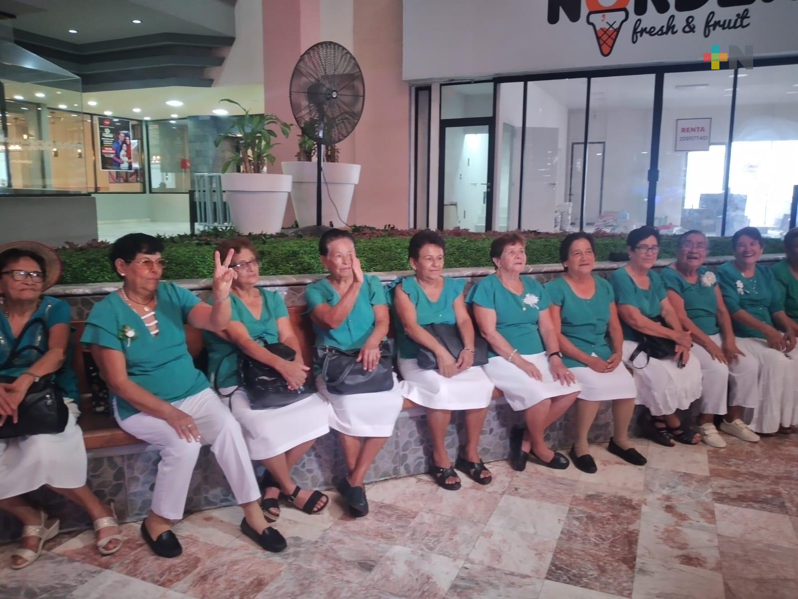 Personas de la tercera edad aprovechan martes de entrada gratuita en Aquarium